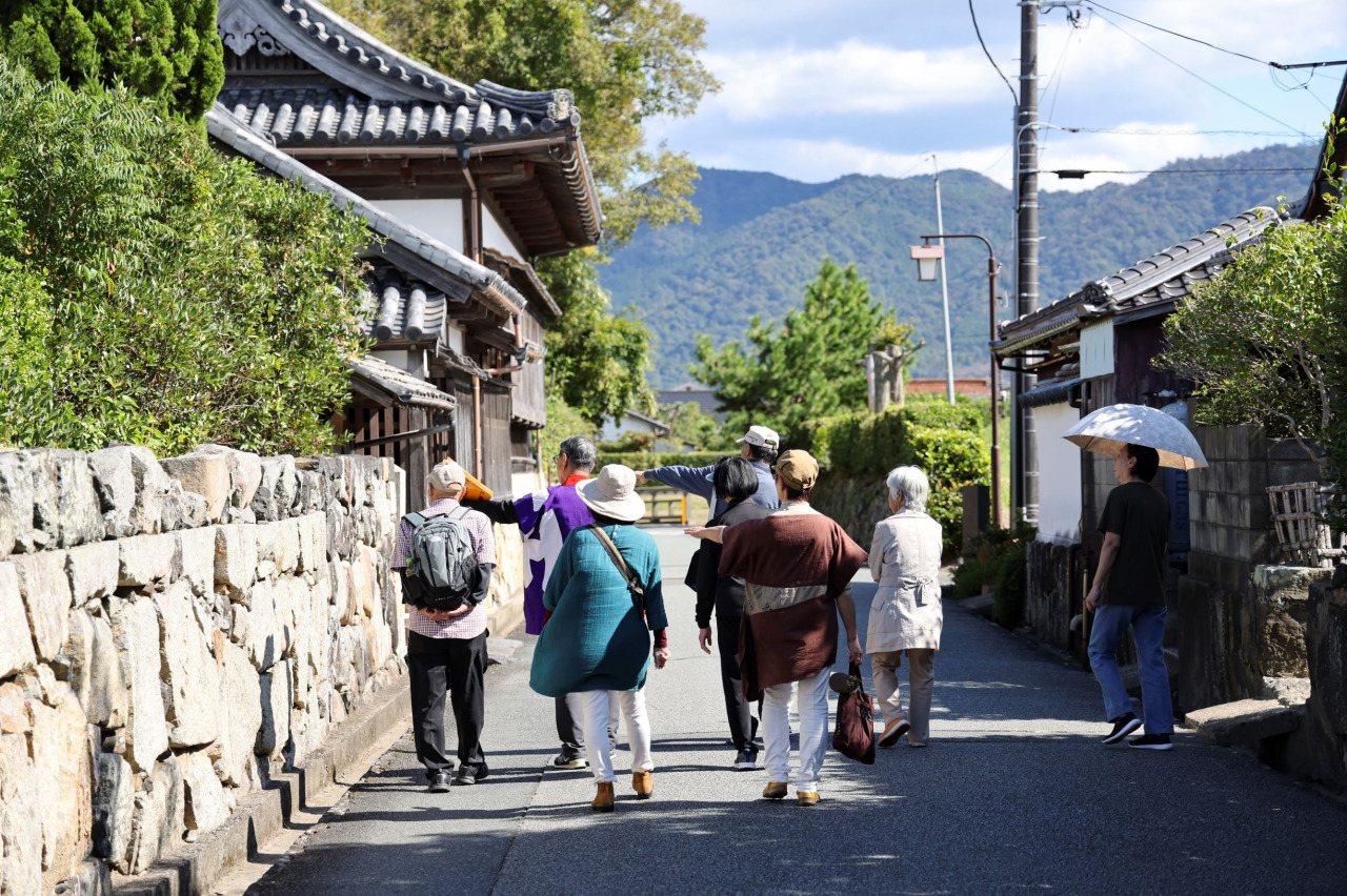 Old-Map Town Walk (Limited Time): Hagi Castle Honmaru, Ninomaru and Sannomaru