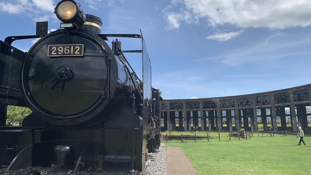 Steam locomotive and the Bungo-Mori Roundhouse, Kusu