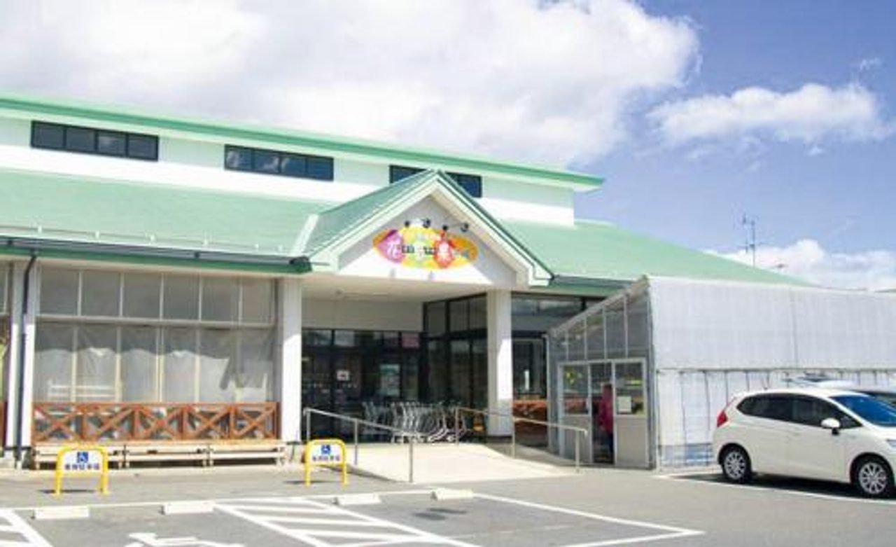 Hanaka Market farm stand in Misato