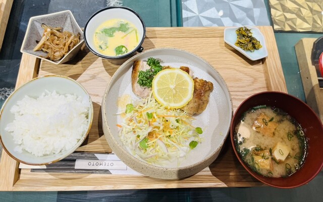 ダイニングカフェ＆バー オリーブ