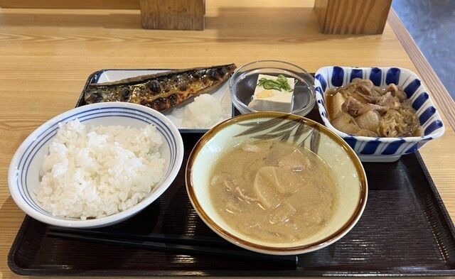 萩や