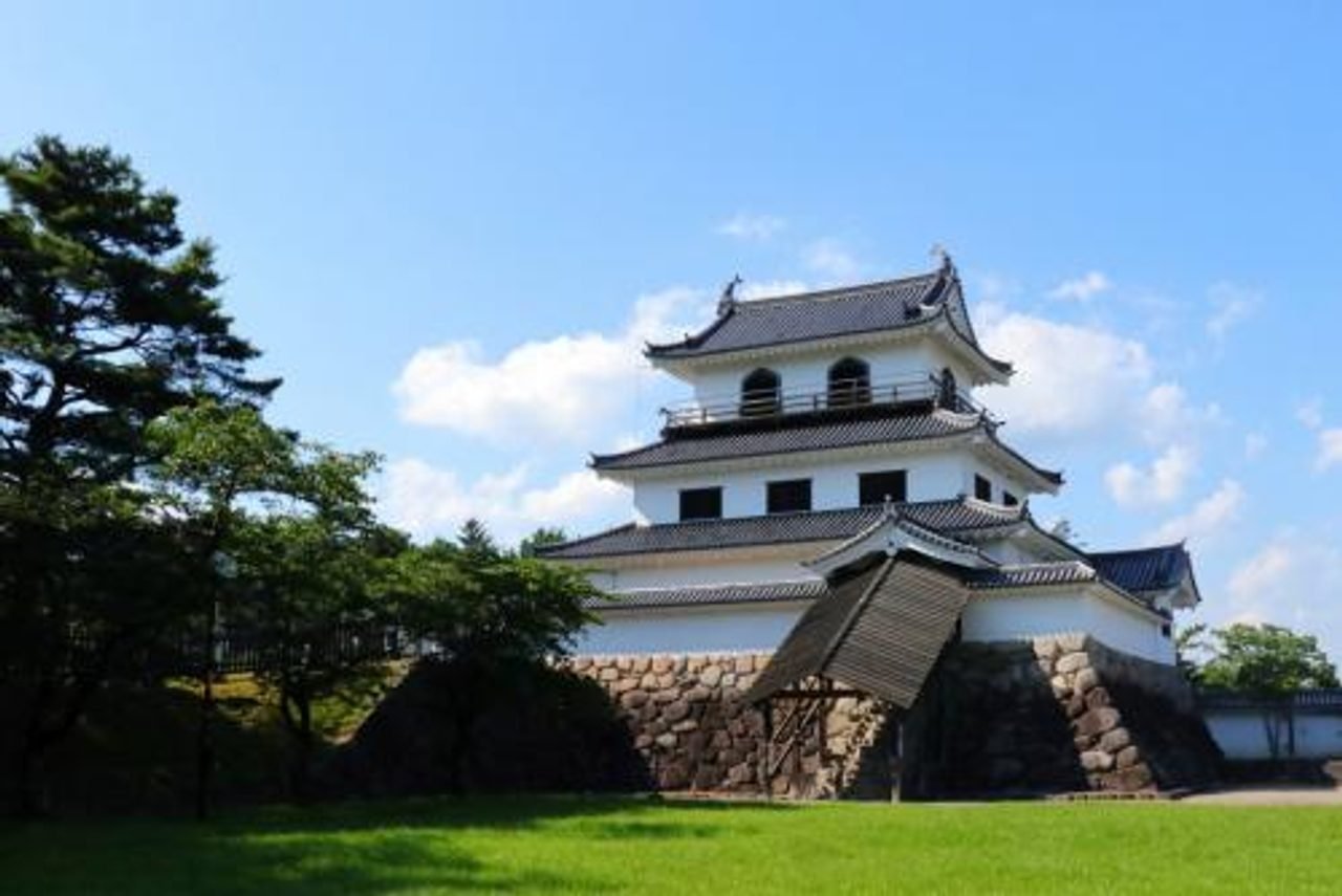 Shiroishi Castle keep against blue sky
