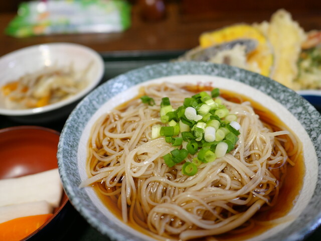 弥助そばや