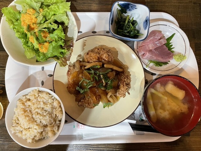 なずや